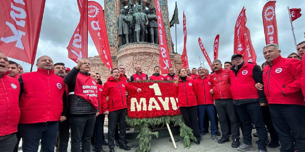 DİSK, 1 Mayıs 1977'de ölenlerin anısına Taksim Meydanı'na çelenk bıraktı